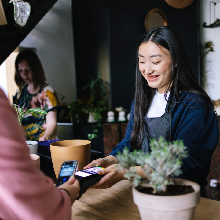 contactless terminal to female customer Pic